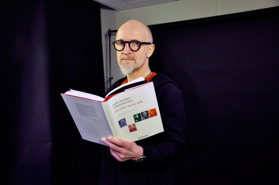 Seriøs fyr. Lars Saaby Christensen leser dikt til levende musikk, det har du kanskje ikke hørt før? Foto: Cappelen Damm